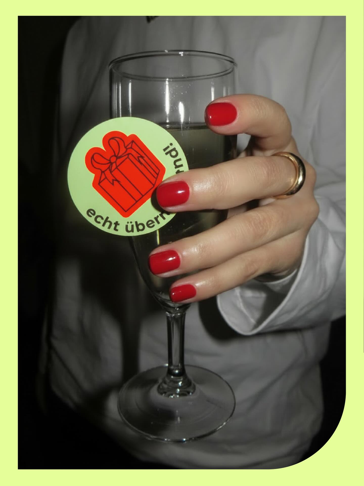 Neue Website online. Team vereint. Gläser voll. Gestern ging sie live – unsere neue Website. Und weil echte Meilensteine nicht am Schreibtisch bleiben, haben wir am Nachmittag gemacht, was sich richtig anfühlt: Gemeinsam anstossen. Auf das, was war. Auf das, was kommt. Und auf alle Menschen, die daran gearbeitet haben. Neue Website, alte Truppe, echte Freude. Prost.🍸