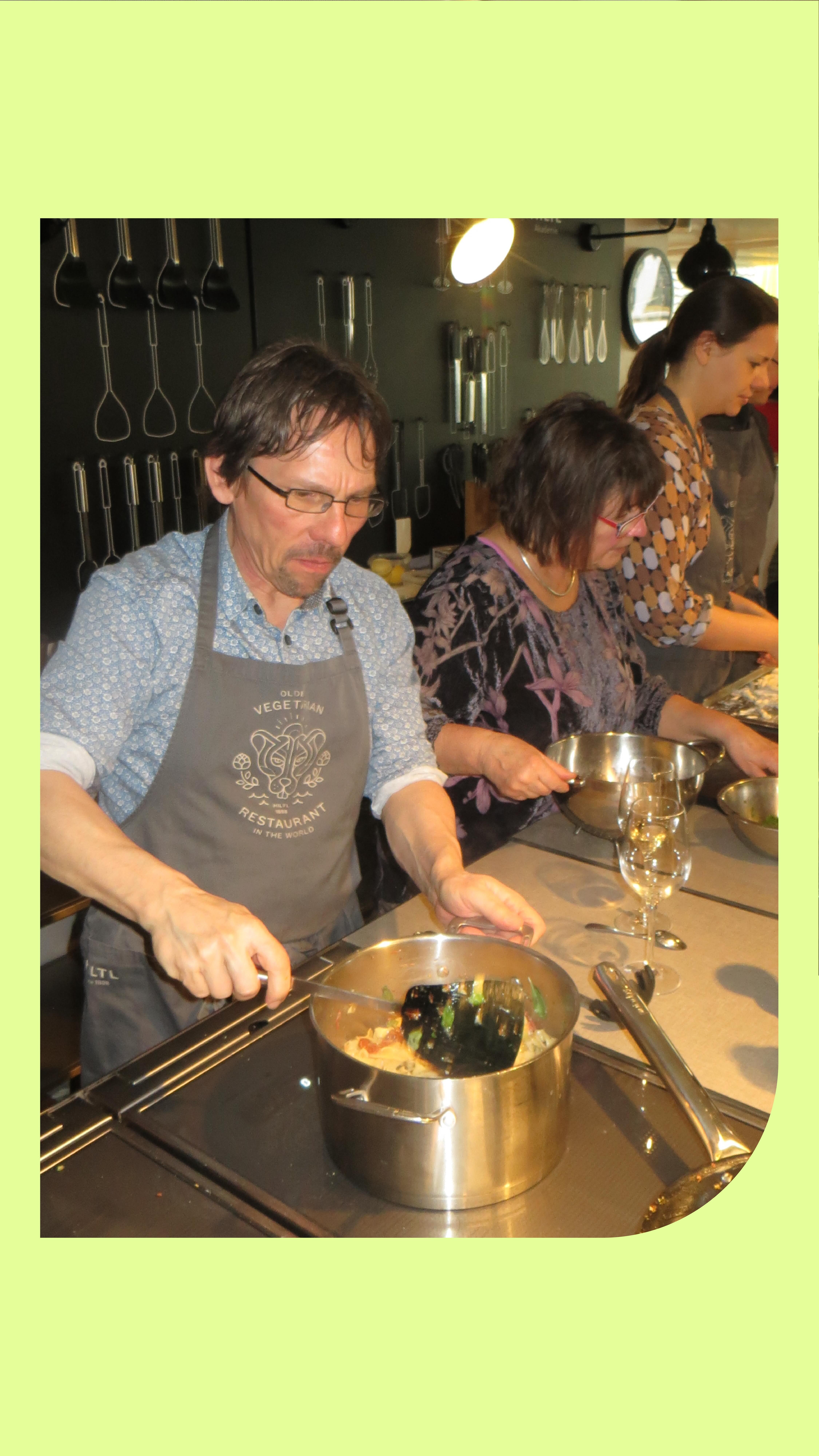 Gemeinsam mit @coop.ch am Herd statt am Schreibtisch: Im @hiltl Kochstudio in Zürich haben wir heute geschnippelt, gerührt und gelacht – und dabei unsere Zusammenarbeit gefeiert. 🍝✨