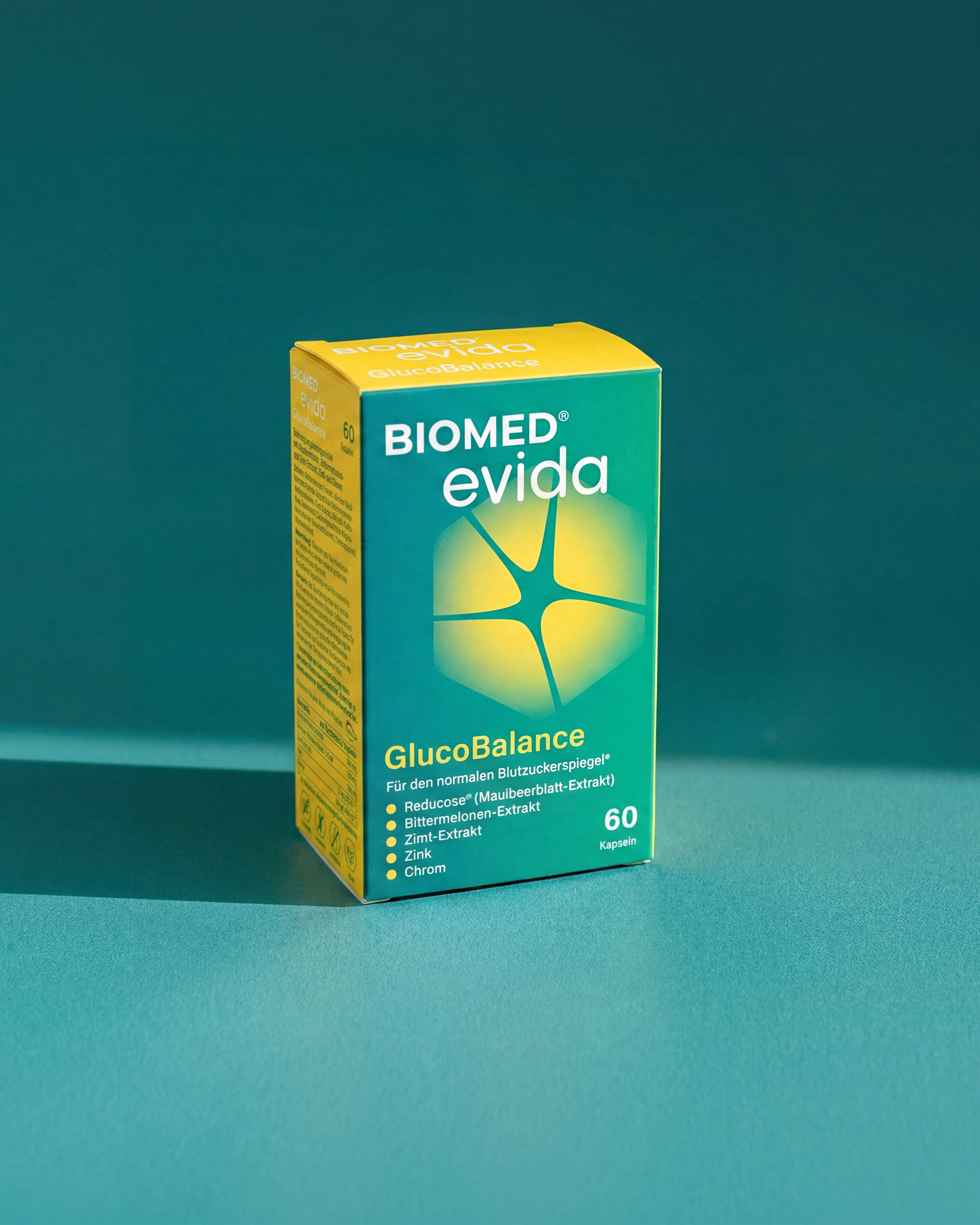 Eine Marke, die man schon im Regal spürt. Gemeinsam mit Biomed haben wir eine neue Dachmarke für Prävention und Stoffwechselgesundheit entwickelt: für Menschen, die sich bis ins hohe Alter Energie und Vitalität bewahren möchten. Im Packaging treffen drei prägende Elemente aufeinander: ein markantes Hexagon, ein lebendiger Grünverlauf, der medizinische Seriosität mit Dynamik verbindet, und ein Key Visual voller Leichtigkeit. So wird wissenschaftliche Kompetenz nahbar. Danke an @biomed.ch @biomed.evida für das Vertrauen und die tolle Zusammenarbeit! #PackagingDesign #BrandDesign #Echt #BiomedEvida #Branding #Neurobranding #Healthcare #MetabolicHealth