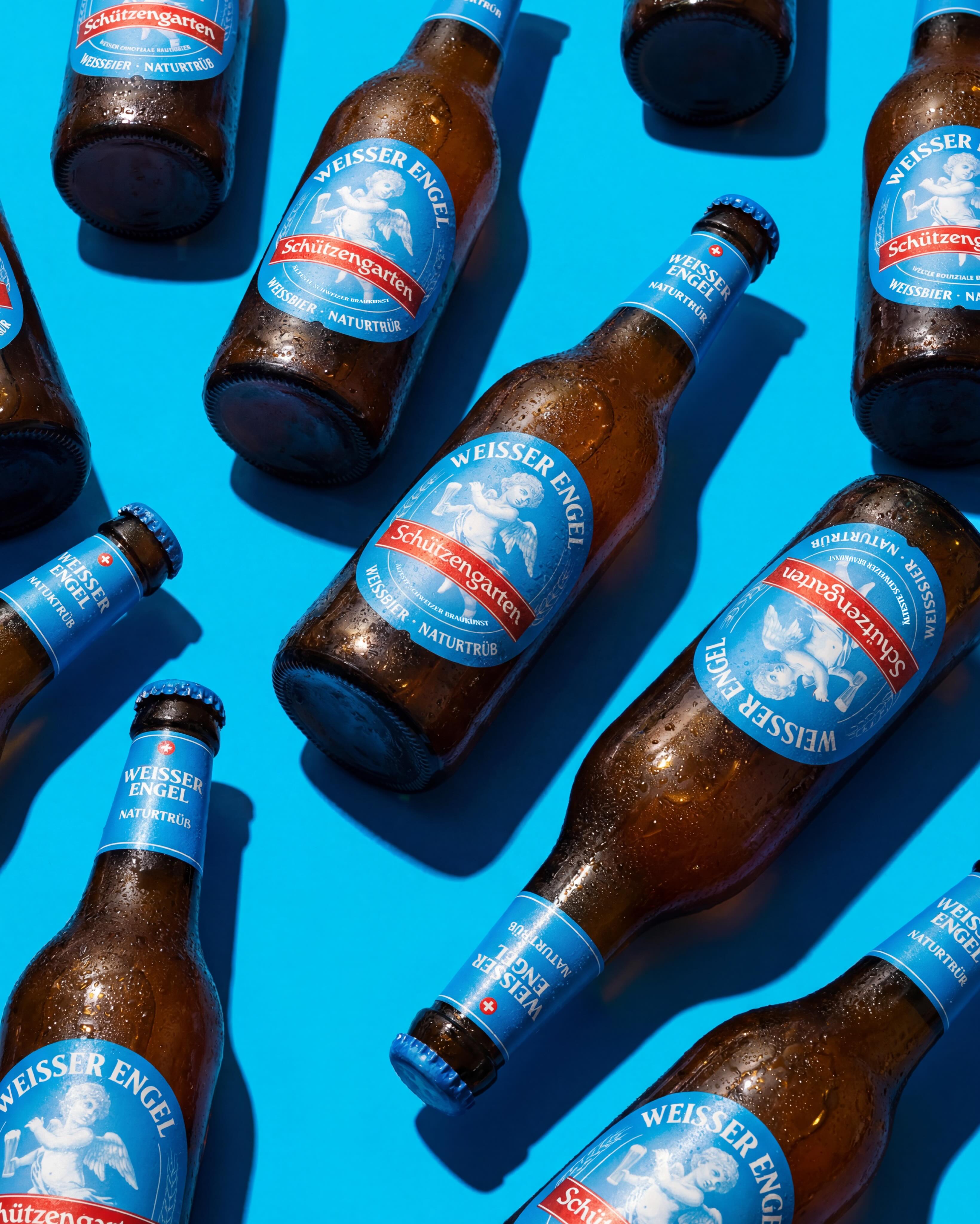 Weisser Engel, neu beflügelt. Das Redesign des Weissen Engels verleiht Schützengartens traditionsreichem Weissbier neue Leichtigkeit. Das ikonische Engelmotiv bleibt das Herzstück, modern interpretiert, mit klarer Typografie, hellblauer Farbwelt und viel Ruhe im Design. So zeigt sich echte Braukunst zeitgemäss: vertraut und doch ganz neu. 🍺✨ #EchtDesign #PackagingDesign #Branding #Schützengarten #WeisserEngel