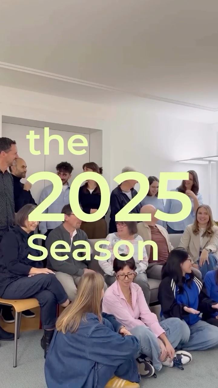 Manchmal merkt man erst beim Zurückschauen, wie viel eigentlich passiert ist. Ein Jahr voller Bewegung. Eine Reise, die uns inspiriert hat. Ein Umzug, der uns neuen Raum gegeben hat – nicht nur räumlich, sondern auch im Kopf. Momente, in denen wir zusammengekommen sind. Oft. Bei gutem Essen und Gesprächen, die länger gingen als geplant. Und das uns am Ende nochmal daran erinnert hat, warum wir tun, was wir tun. Wir haben uns weiterentwickelt – als Team, als Agentur, in der Art, wie wir arbeiten und denken. Wir haben Neues gewagt, Altes hinterfragt und uns auf Veränderung eingelassen. Wir blicken zurück – freudvoll, stolz, dankbar. Happy New Year und auf ein spannendes 2026! 🥂